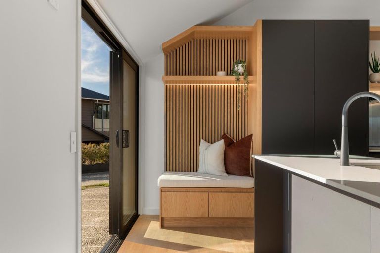 Photo of property in 8 Elizabeth Place, Kelvin Heights, Queenstown, 9300