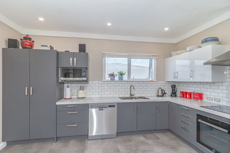 Photo of property in 56 Queenwood Road, Levin, 5510