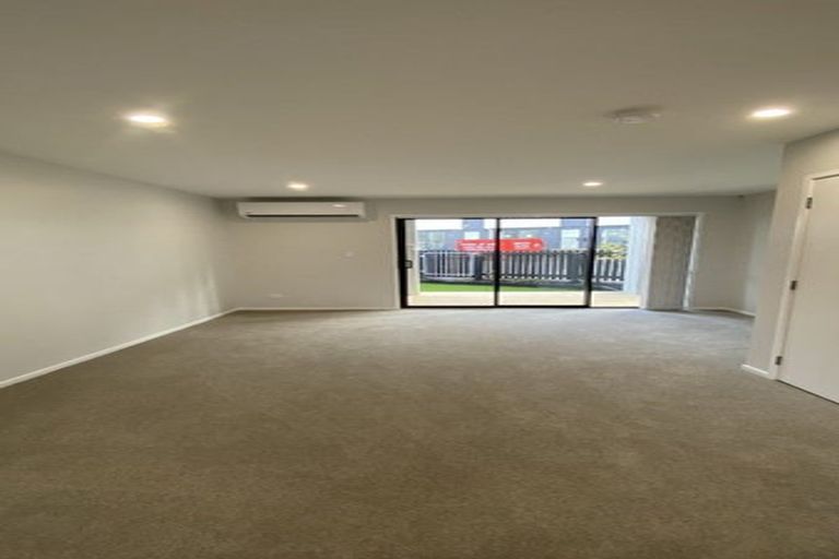 Photo of property in 2 Mikoikoi Crescent, Mangere Bridge, Auckland, 2022