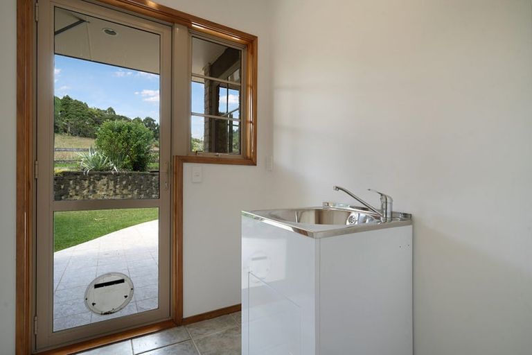 Photo of property in 3 Napuka Road, Henderson Valley, Auckland, 0612