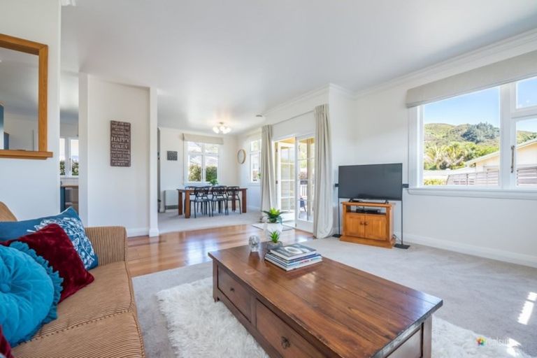 Photo of property in 38 Saint Ronans Avenue, Waterloo, Lower Hutt, 5011