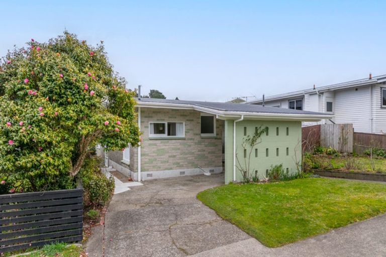 Photo of property in 17 Silverbirch Grove, Churton Park, Wellington, 6037