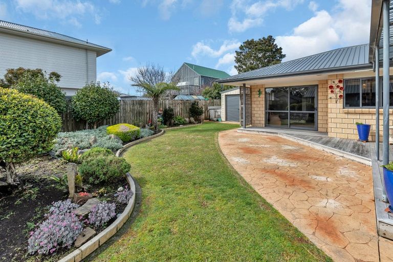 Photo of property in 32 Bermuda Place, One Tree Point, 0118