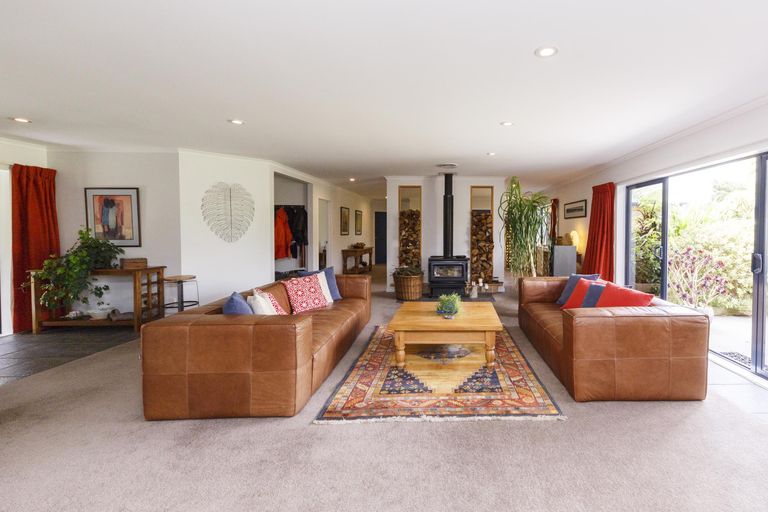Photo of property in 57 Waicola Drive, Fitzherbert, Palmerston North, 4471