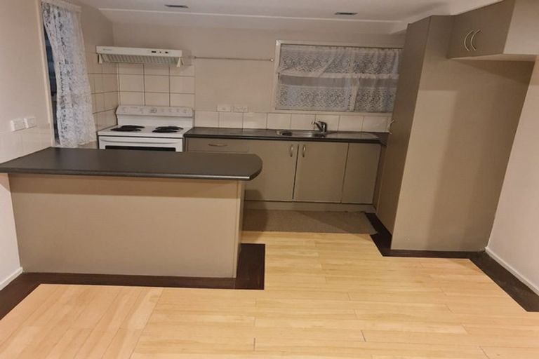 Photo of property in 7 Helga Crescent, Te Atatu Peninsula, Auckland, 0610