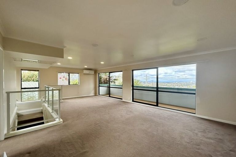 Photo of property in 1/136 Sunset Road, Unsworth Heights, Auckland, 0632