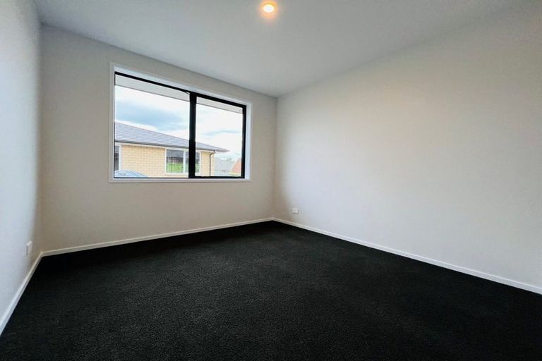 Photo of property in 25 Dumas Place, Rosehill, Papakura, 2113