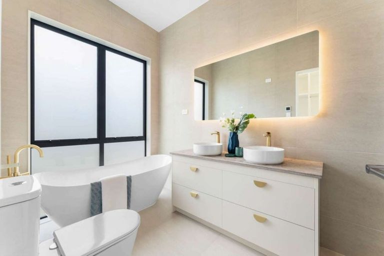 Photo of property in 16 Mcmenamin Place, Fairview Heights, Auckland, 0632