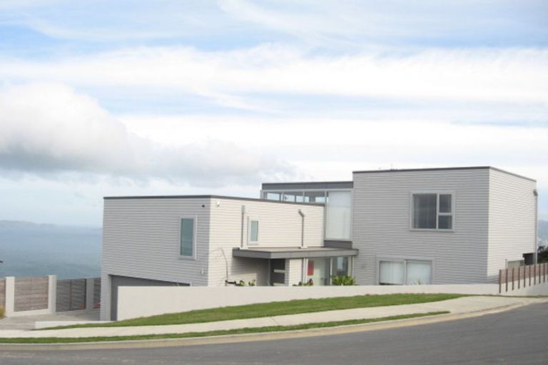 Photo of property in 50 Tamworth Crescent, Newlands, Wellington, 6037