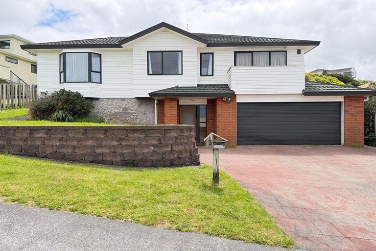 Photo of property in 3 Tamworth Crescent, Newlands, Wellington, 6037