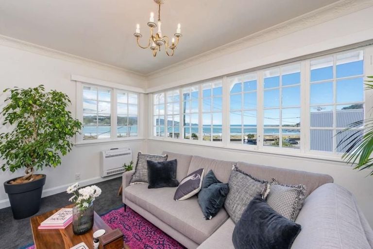 Photo of property in 212 Queens Drive, Lyall Bay, Wellington, 6022