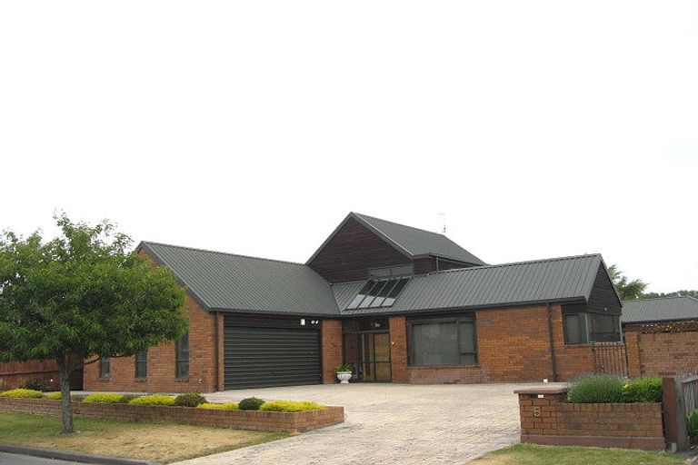 Photo of property in 5 Millcroft Place, Parklands, Christchurch, 8083