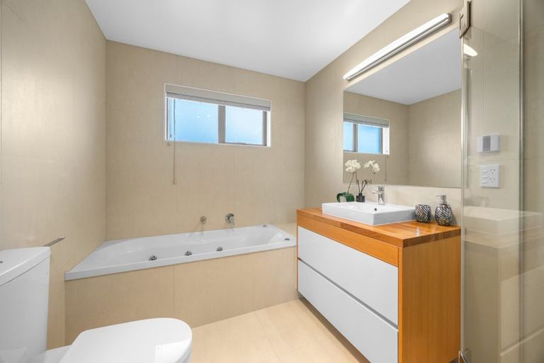Photo of property in 1 Creggan Crescent, Flat Bush, Auckland, 2019