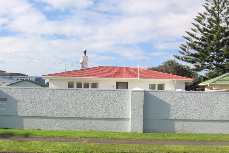 Photo of property in 21 Peachgrove Road, Te Atatu Peninsula, Auckland, 0610