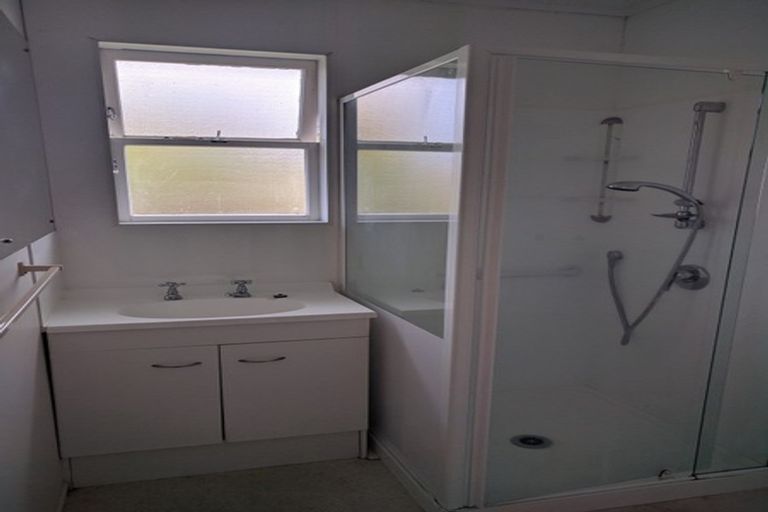 Photo of property in 2/28 Neal Avenue, Glenfield, Auckland, 0629