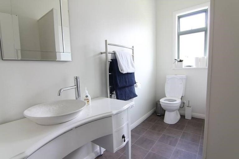 Photo of property in 5 Kowhai Avenue, Ebdentown, Upper Hutt, 5018