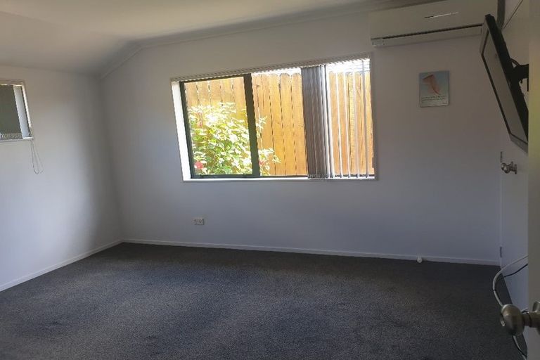Photo of property in 18 Plumstead Rise, Glen Eden, Auckland, 0602