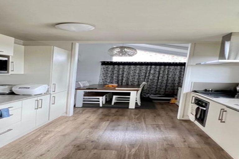 Photo of property in 32 Sunvue Road, Glen Eden, Auckland, 0602