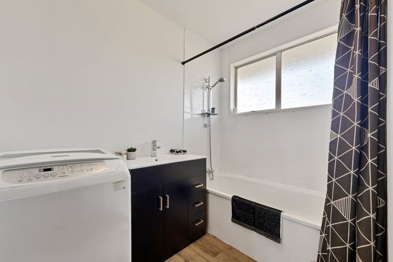 Photo of property in 2/52 Mortlake Street, Islington, Christchurch, 8042