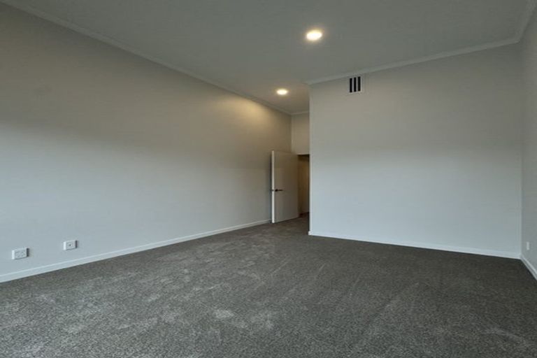 Photo of property in 17 Makenu Crescent, Wainui, 0992
