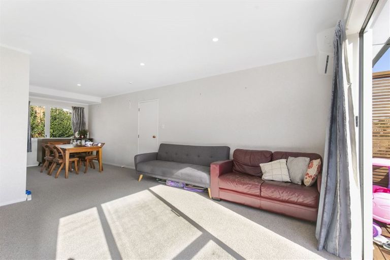 Photo of property in 44 Tamahere Drive, Glenfield, Auckland, 0629