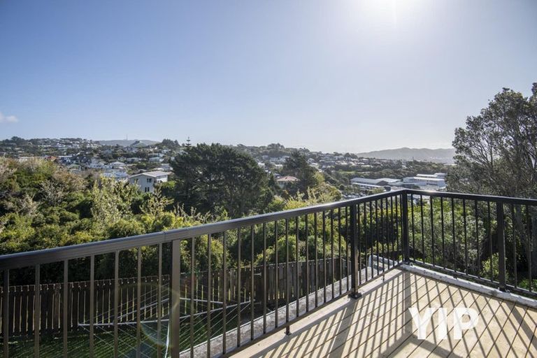 Photo of property in 2/25 Kingsbridge Place, Newlands, Wellington, 6037