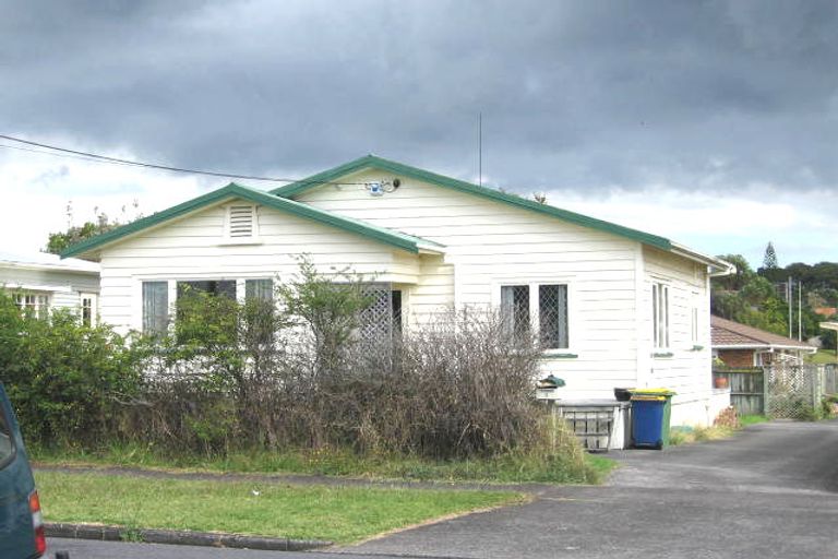 Photo of property in 8a Northall Road, New Lynn, Auckland, 0600