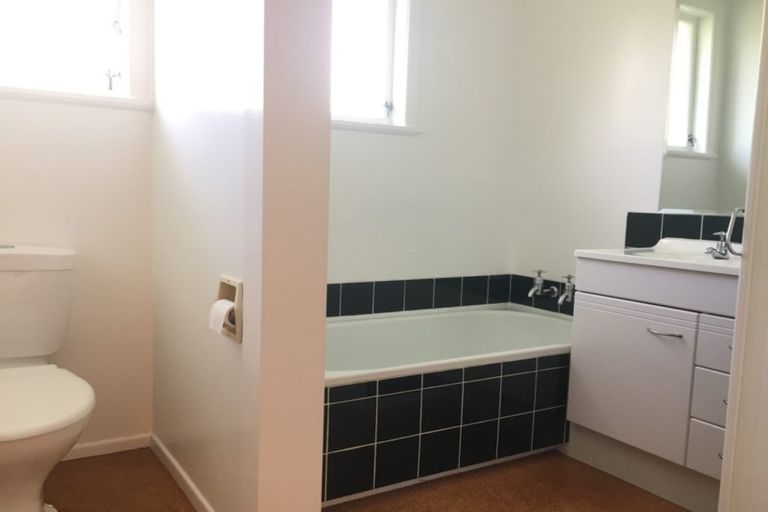 Photo of property in 12 Bridgens Avenue, Te Atatu Peninsula, Auckland, 0610