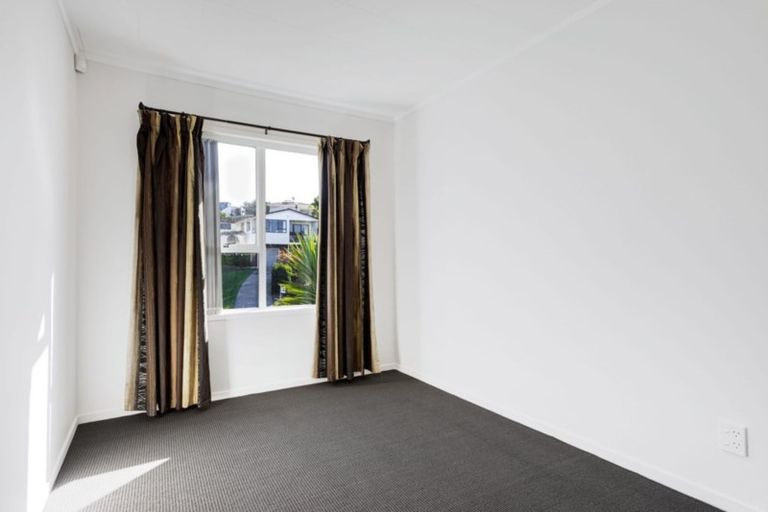 Photo of property in 22 Hartley Terrace, Massey, Auckland, 0614