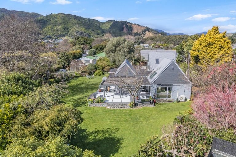 Photo of property in 16 Karu Crescent, Waikanae, 5036