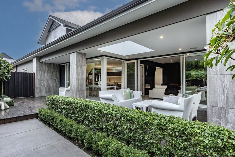 Photo of property in 2 Snowdon Road, Fendalton, Christchurch, 8052