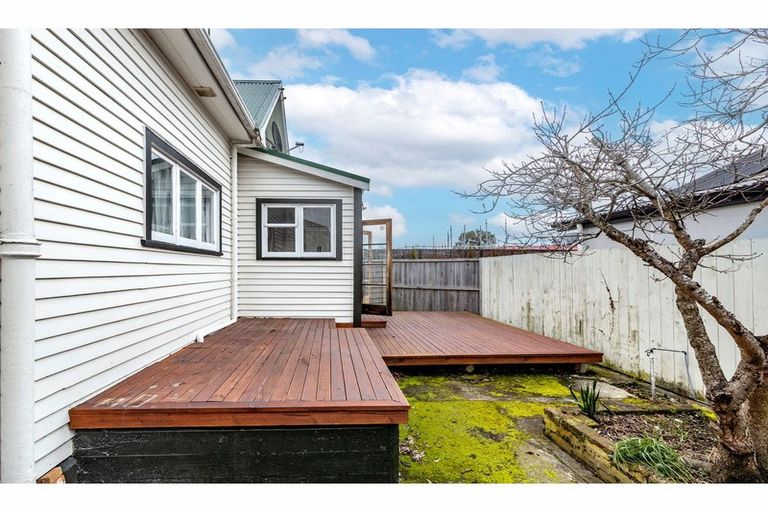 Photo of property in 37 Gresford Street, Edgeware, Christchurch, 8013