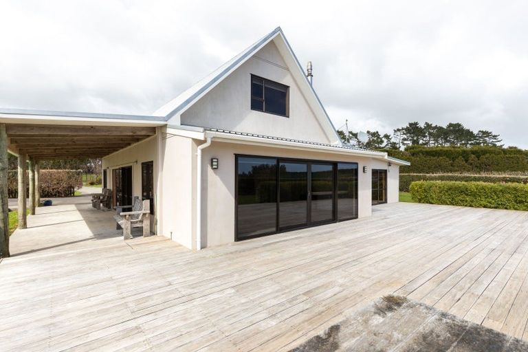 Photo of property in 2 Arthur Road, Paraite, New Plymouth, 4373