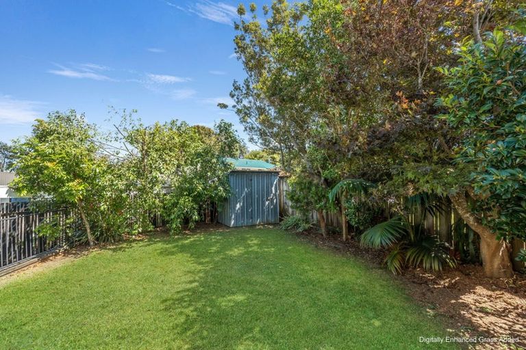Photo of property in 18 Riverside Drive, Waiuku, 2123