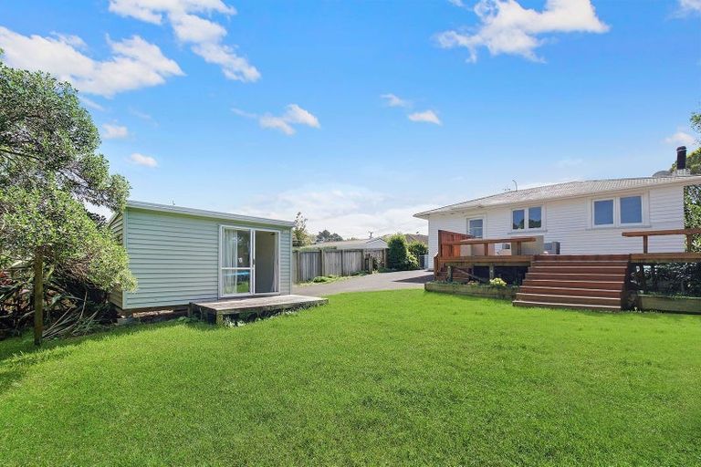 Photo of property in 35 Woodside Road, Massey, Auckland, 0614