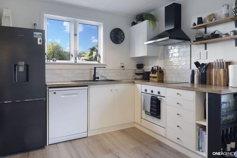 Photo of property in 22 Bartlett Grove, Tawa, Wellington, 5028