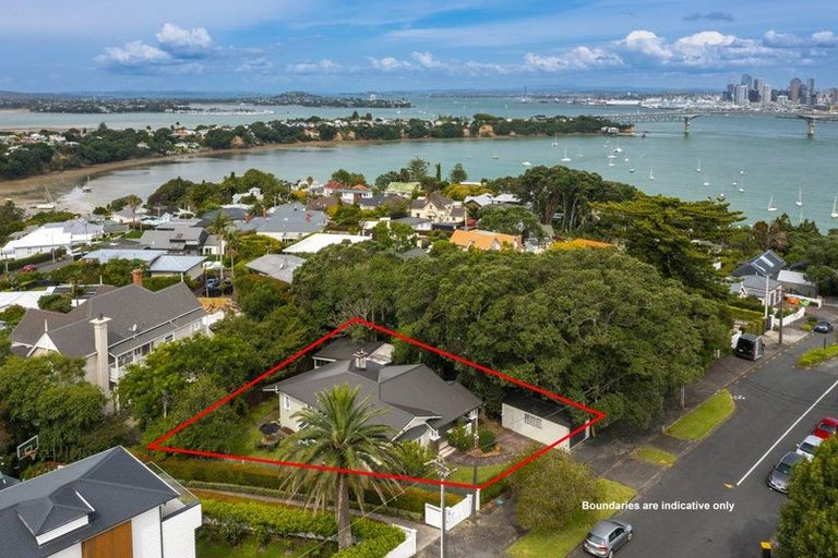 Photo of property in 10 Bridge View Road, Birkenhead, Auckland, 0626