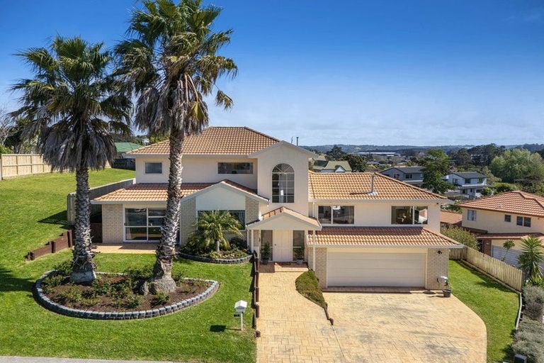 Photo of property in 11 Azure Grove, Unsworth Heights, Auckland, 0632