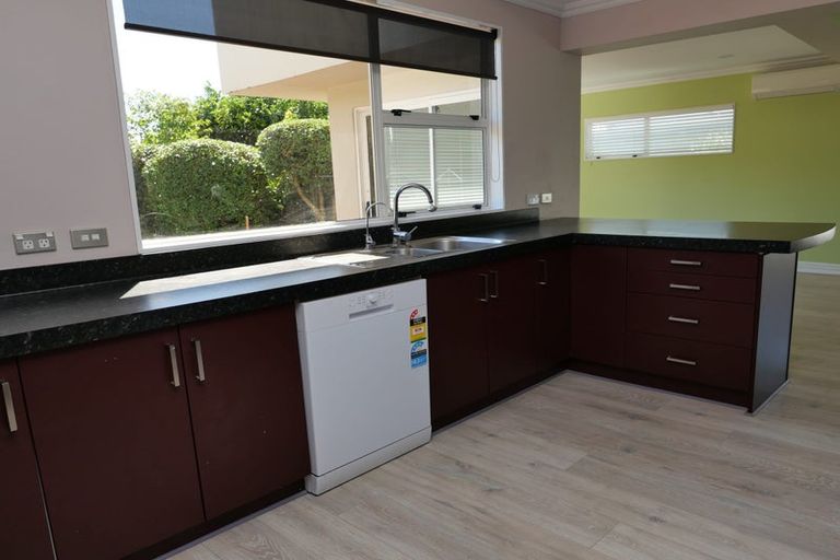 Photo of property in 10 Karu Crescent, Waikanae, 5036