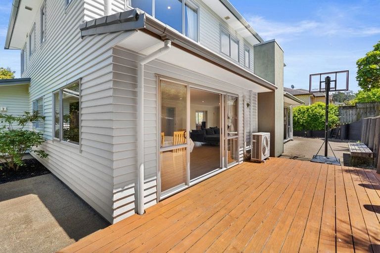 Photo of property in 31 Harrowglen Drive, Northcross, Auckland, 0632