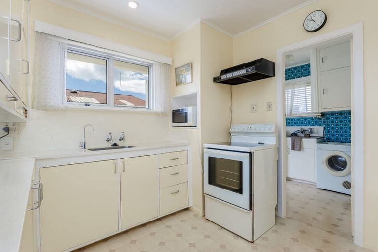 Photo of property in 38 Hobsonville Road, West Harbour, Auckland, 0618