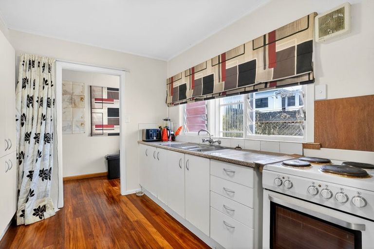 Photo of property in 1/50 Masterton Road, Rothesay Bay, Auckland, 0630