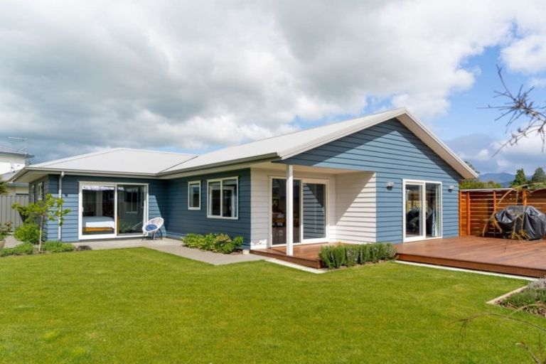 Photo of property in 2 James Kidd Place, Greytown, 5712