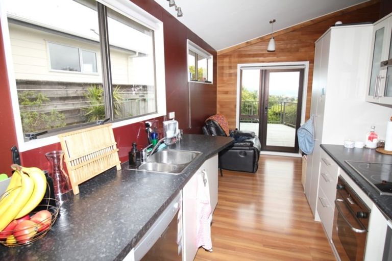 Photo of property in 10 Bayswater Place, Newlands, Wellington, 6037
