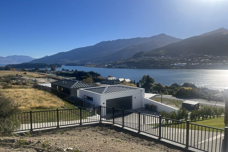 Photo of property in 4 Red Deer Rise, Kelvin Heights, Queenstown, 9300
