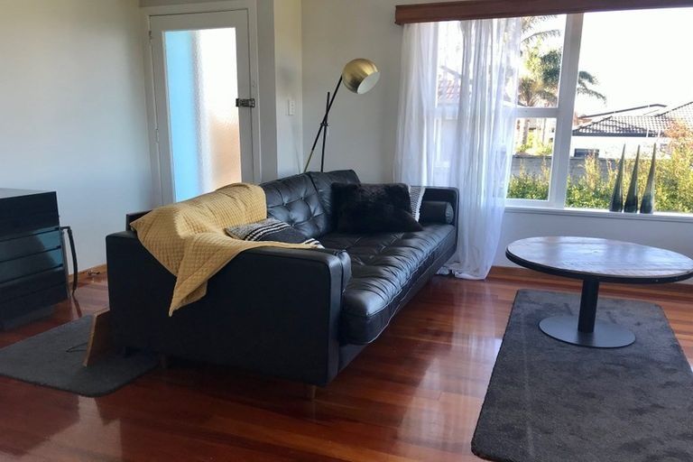 Photo of property in 3/18 Knights Road, Rothesay Bay, Auckland, 0630