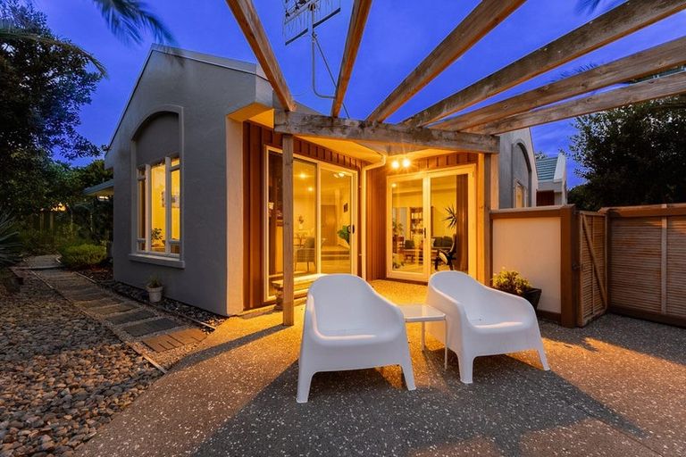 Photo of property in 43 Quadrant Heights, Paraparaumu, 5032