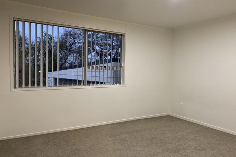 Photo of property in 2 Doone Place, Massey, Auckland, 0614