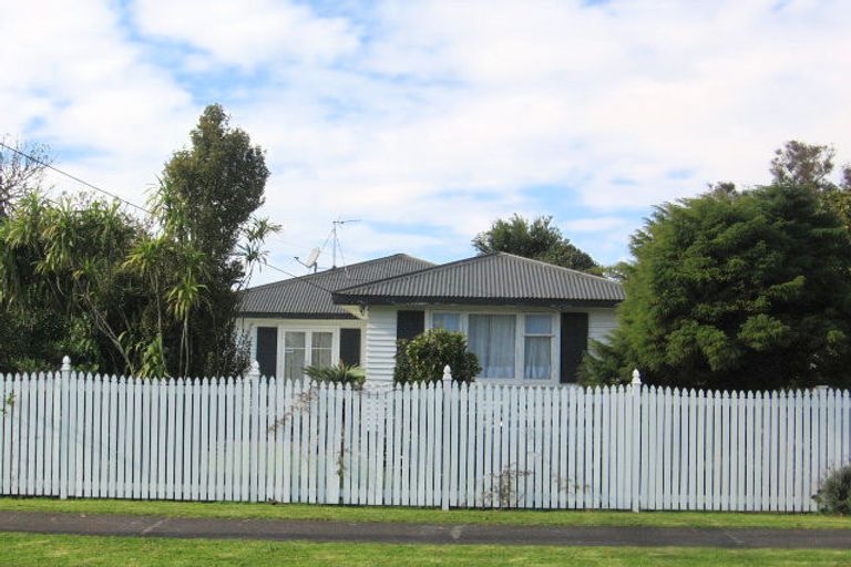 Photo of property in 27 Peachgrove Road, Te Atatu Peninsula, Auckland, 0610