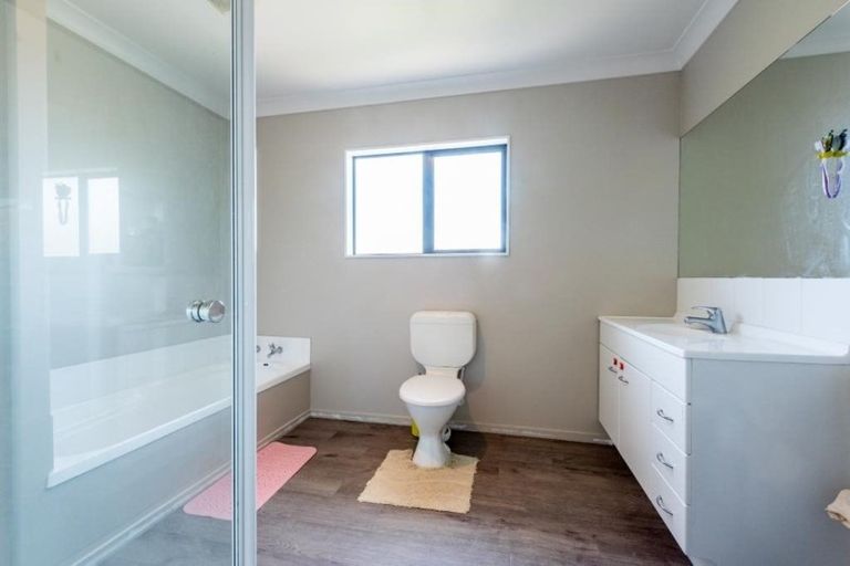 Photo of property in 6 Erlestoke Crescent, Churton Park, Wellington, 6037